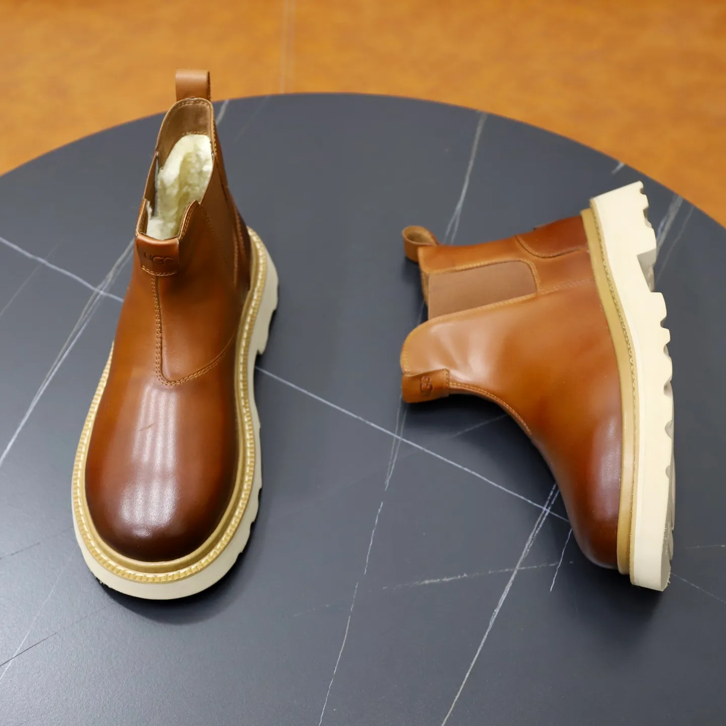 Ex-factory price: 680💰Thick wool imported from Australia Brand: UGG genuine purchase Size: 39-44 Grade: Official website 1:1 Material: First layer of genuine leather waterproof and antifreeze upper Real wool lining Original non-slip soft wear-resistant outsole Style category: Men's casual shoes Trendy style Comfortable on the feet Color: Official website color synchronization